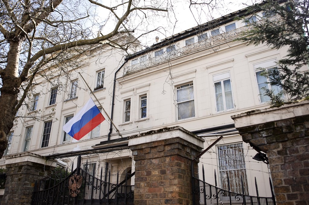 Cờ rủ được treo tại Đại sứ quán Nga tại thủ đô London – Anh hôm 23-3. Ảnh: Sky News