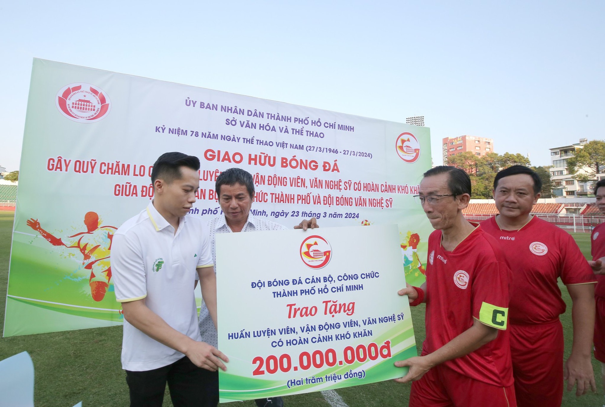 L&atilde;nh đạo TP HCM v&agrave; trận cầu &yacute; nghĩa tr&ecirc;n s&acirc;n Thống Nhất- Ảnh 4.