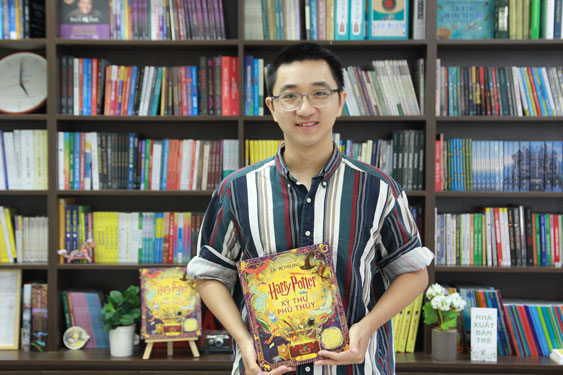 Phạm Quang Phúc đảm đương việc vẽ minh họa bìa, bìa lót và 16 trang đôi trong cuốn “Harry Potter - Kỳ thư phù thủy”. (Ảnh do nhân vật cung cấp)