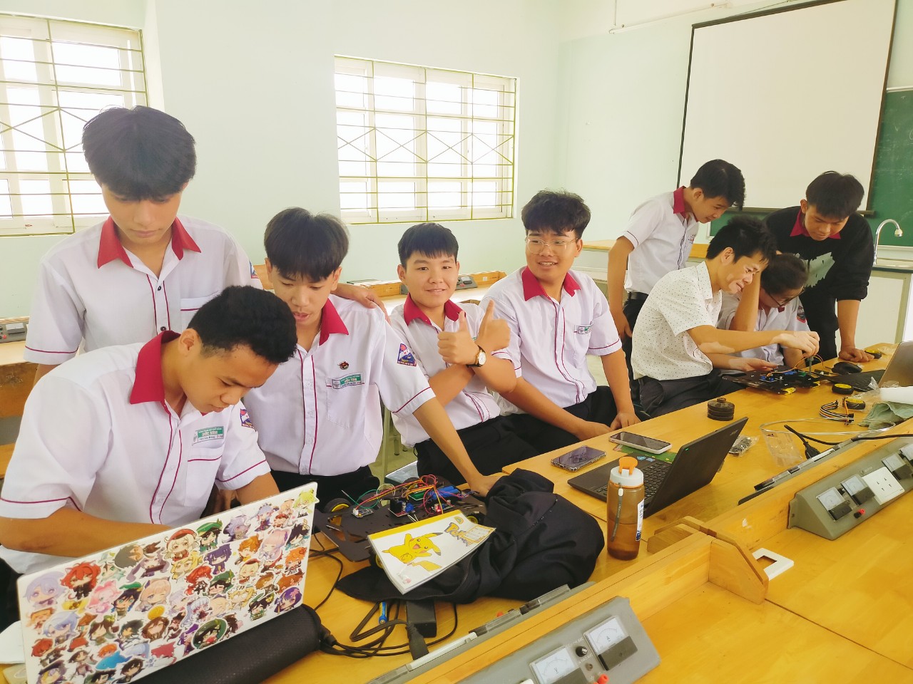 Học sinh chạy nước r&uacute;t v&ograve;ng chung kết đua xe năng lượng- Ảnh 1.
