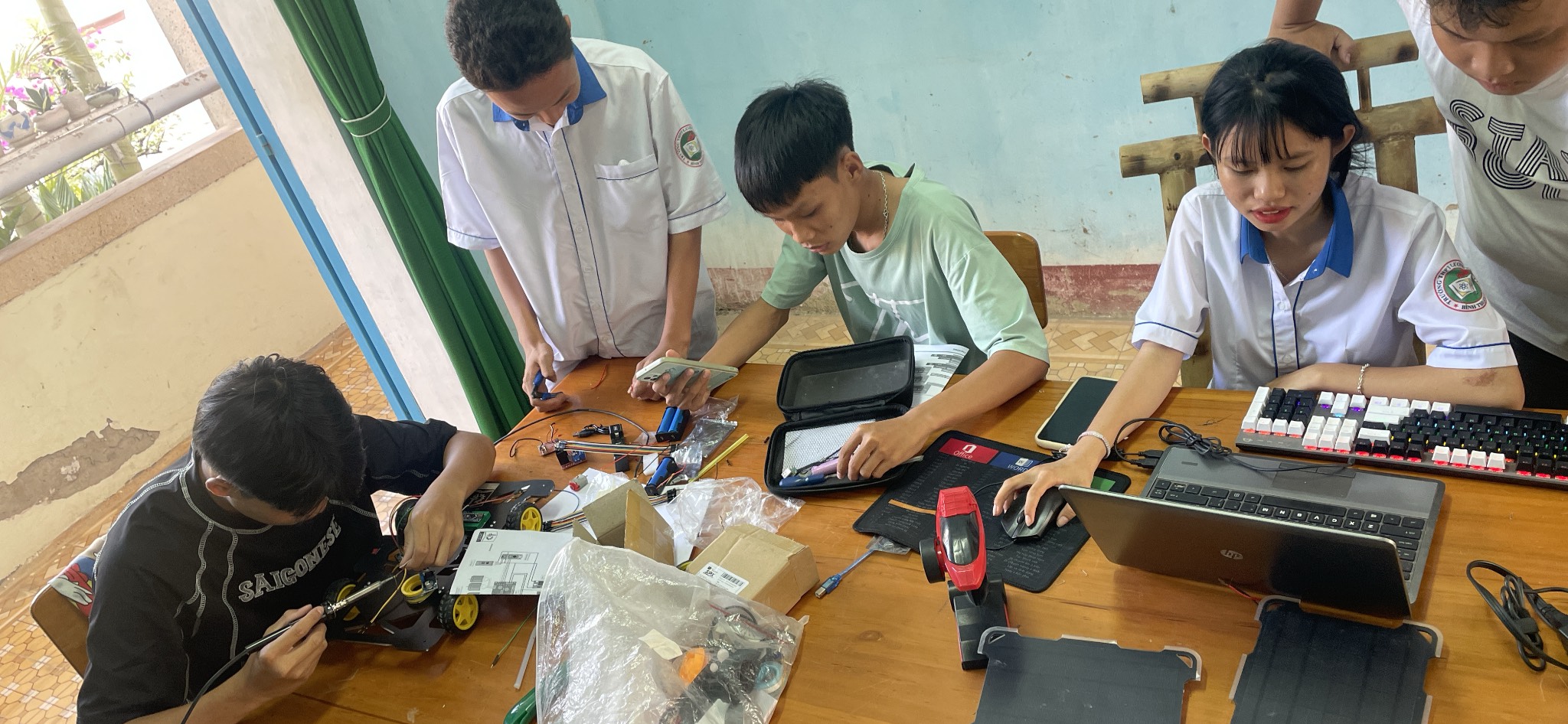 Học sinh chạy nước r&uacute;t v&ograve;ng chung kết đua xe năng lượng- Ảnh 2.