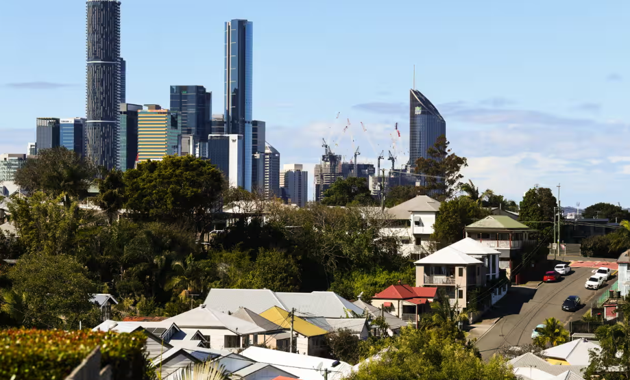 Những ngôi nhà ở vùng ngoại ô Paddington thuộc TP Brisbane, bang Queensland - Úc Ảnh: AAP