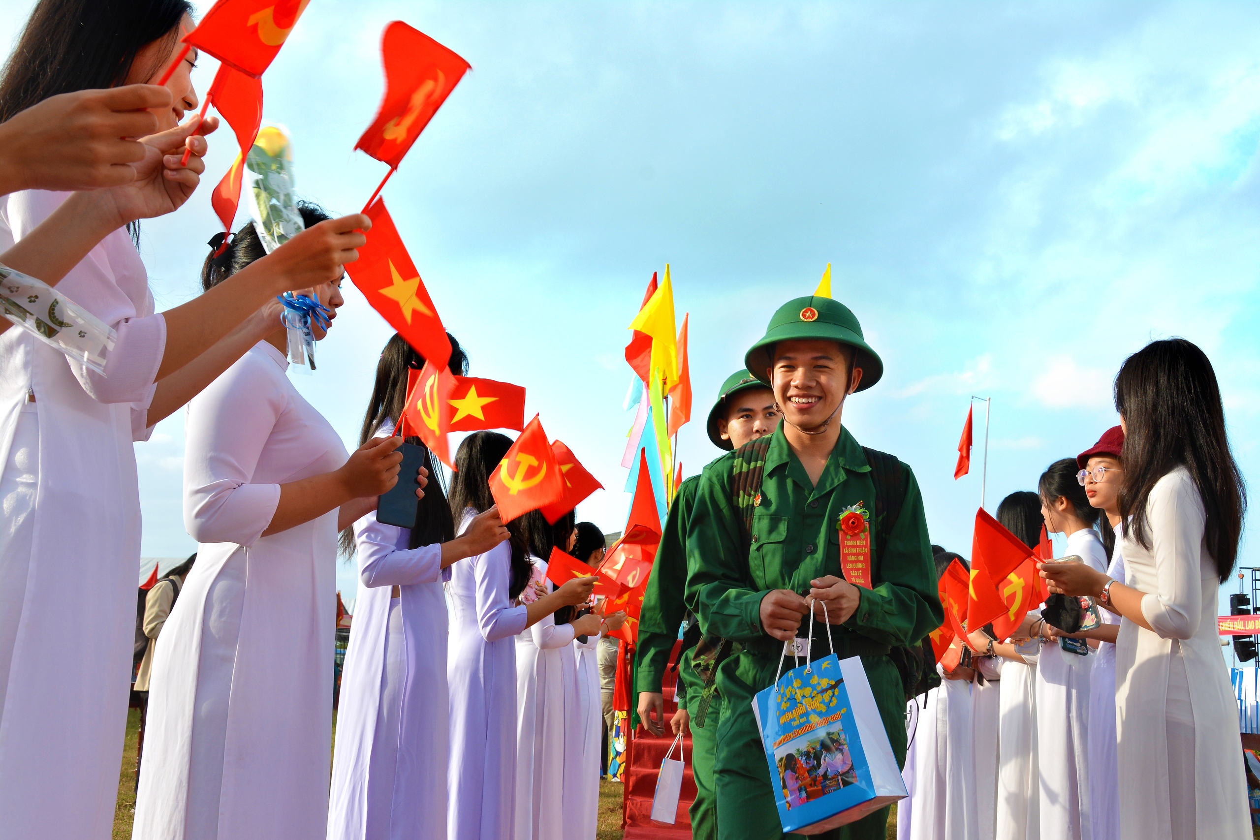 Niềm vui ngày nhập ngũ. Ảnh: NGUYỄN TẤN PHÁT