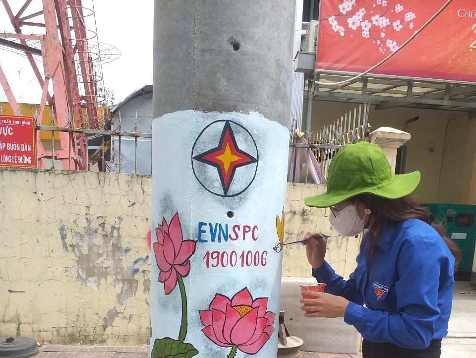 A person painting a pole  Description automatically generated