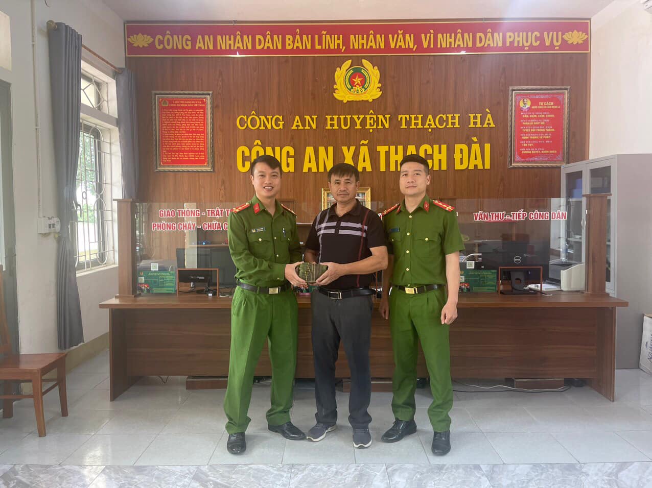 Nhiều người d&acirc;n bất ngờ nhặt được tiền rơi từ tr&ecirc;n n&oacute;c &ocirc; t&ocirc; đang di chuyển  - Ảnh 1.