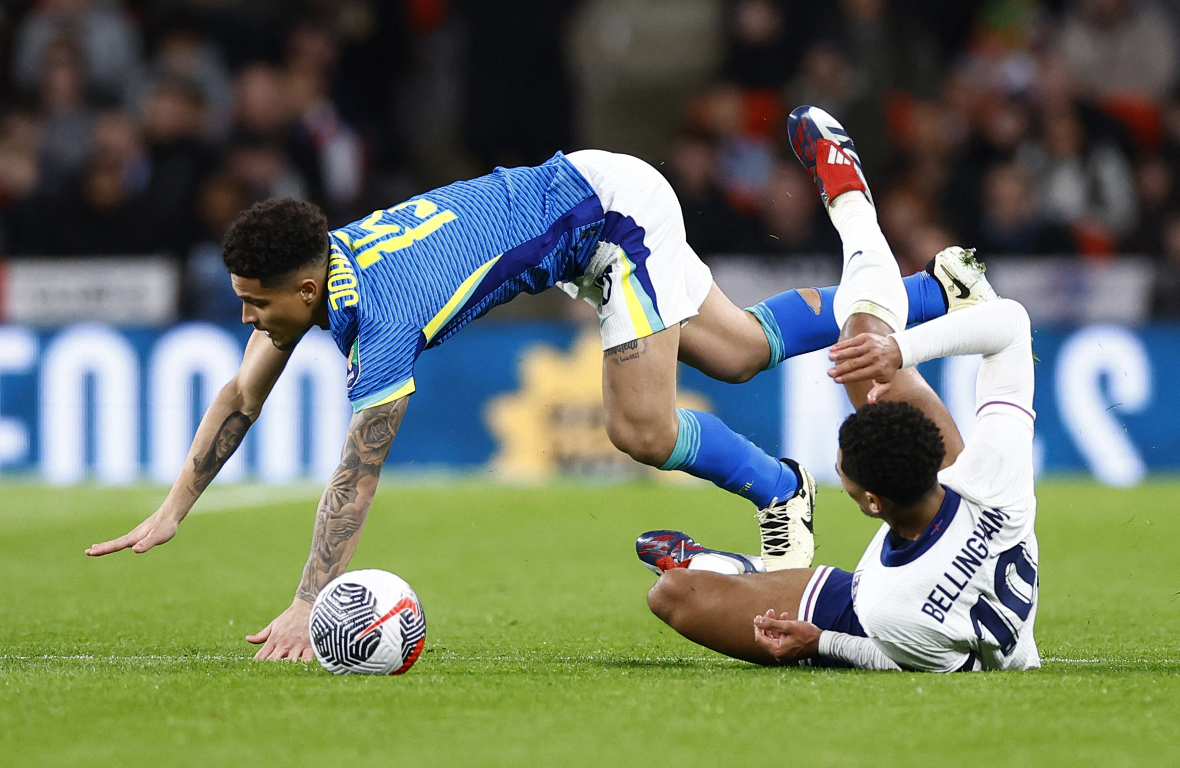 Sao 17 tuổi tỏa s&aacute;ng, Brazil thắng sốc tuyển Anh tại Wembley- Ảnh 1.