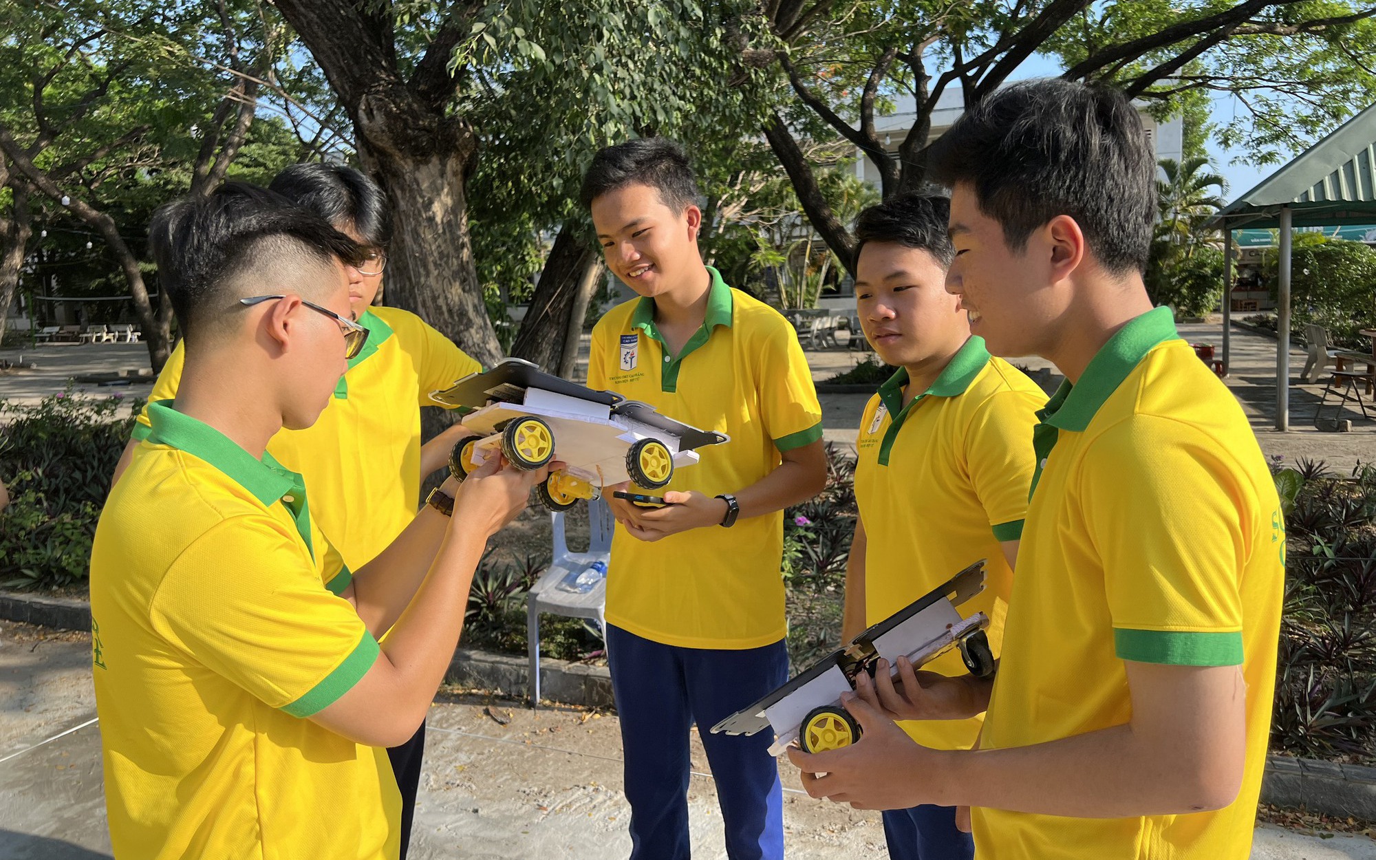 Học sinh chạy nước rút vòng chung kết đua xe năng lượng