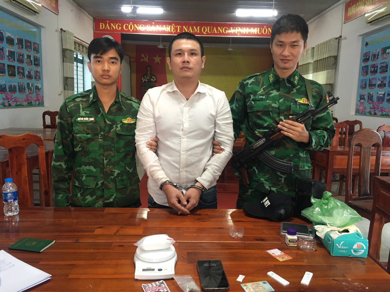 Qua Campuchia đ&aacute;nh bạc rồi mang theo ma tu&yacute; về Việt Nam- Ảnh 1.