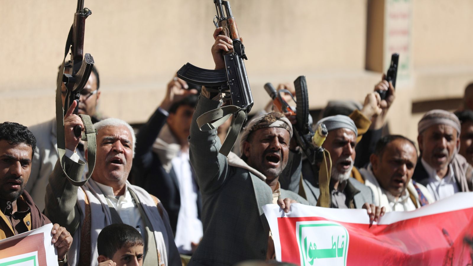 Những người ủng hộ Houthi ở thủ đ&ocirc; Sana'a của Yemen. Ảnh: Sky News