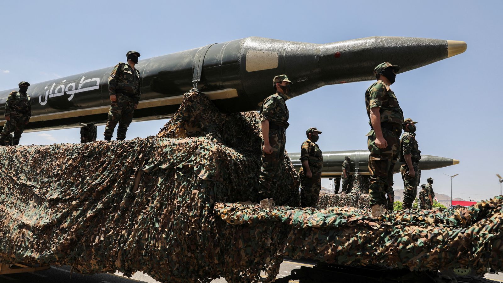 T&ecirc;n lửa của Houthi trong cuộc diễu binh ở Sana'a th&aacute;ng 9-2023. Ảnh: Sky News