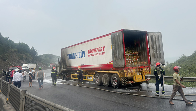 Quảng Bình: Xe container bốc cháy dữ dội khi qua đèo Lý Hòa- Ảnh 2.