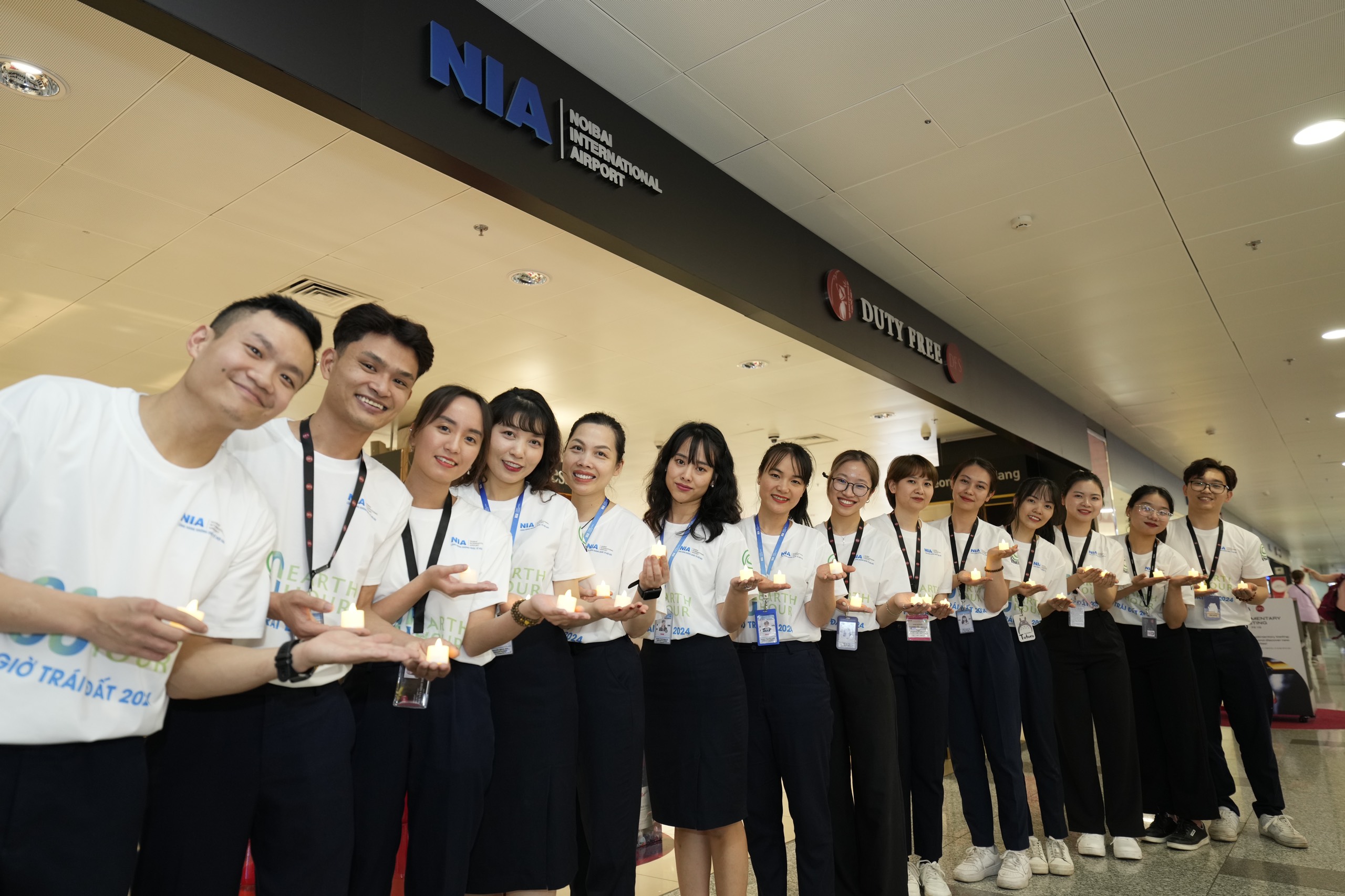 Tắt đèn, chỉ còn ánh sáng phía trong quầy hàng và những ánh nến điện lung linh