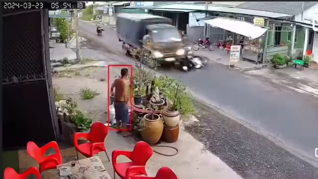 CLIP: Nam thanh ni&ecirc;n vượt ẩu, tho&aacute;t chết hy hữu dưới gầm xe tải- Ảnh 1.