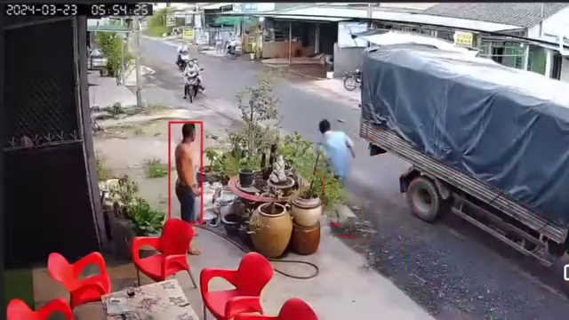 CLIP: Nam thanh ni&ecirc;n vượt ẩu, tho&aacute;t chết hy hữu dưới gầm xe tải- Ảnh 2.