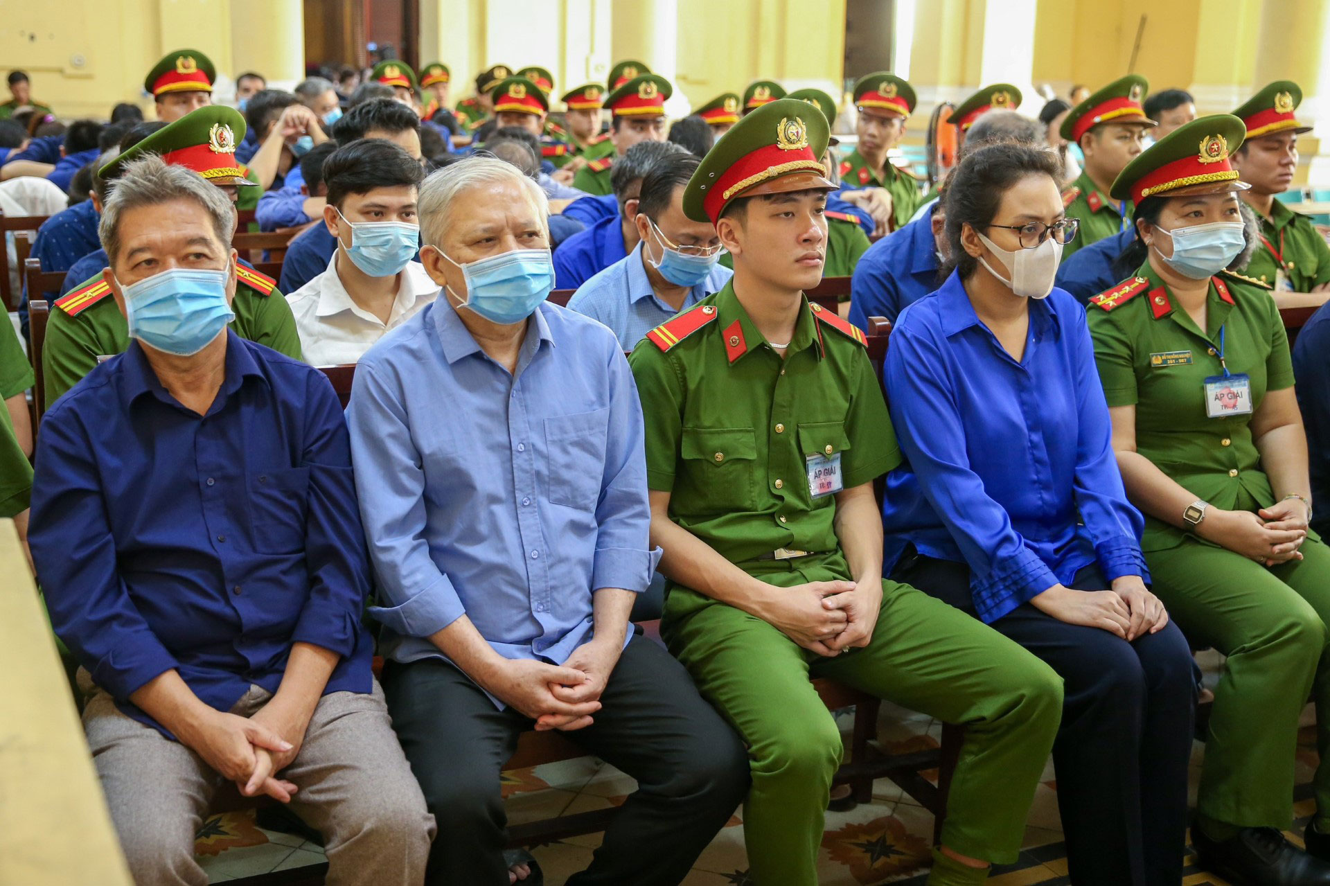Phi&ecirc;n t&ograve;a bước sang ng&agrave;y l&agrave;m việc thứ 15