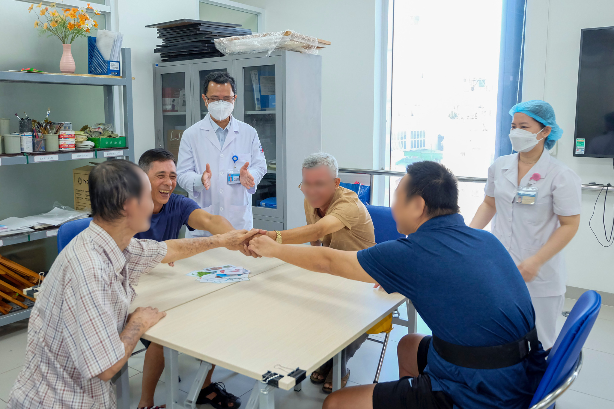 "Đòi" lại ngôn ngữ cho người bị đột quỵ- Ảnh 1.