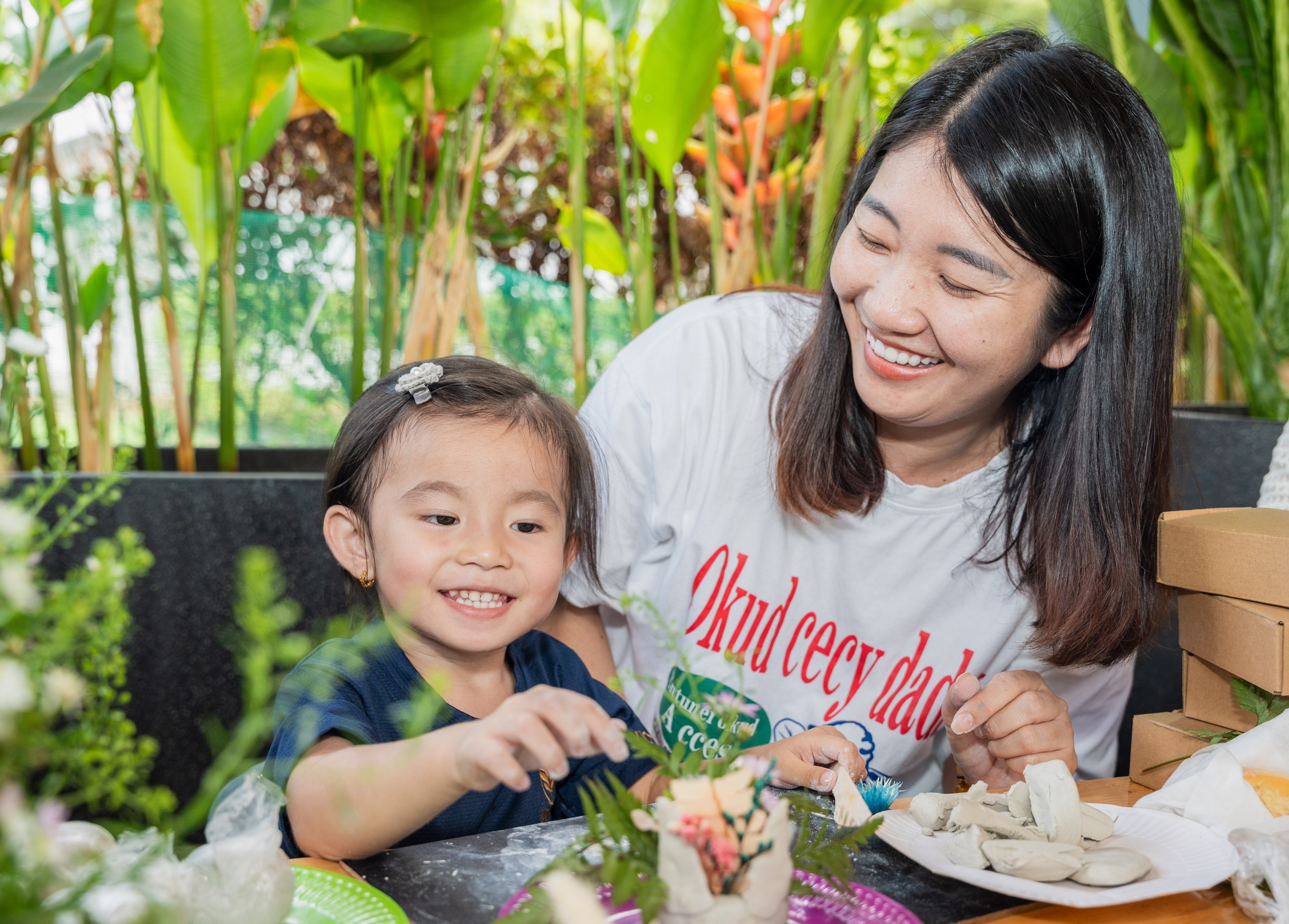 Mẹ v&agrave; b&eacute; c&ugrave;ng tham gia hoạt động tại trường mầm non Victoria Swanbay