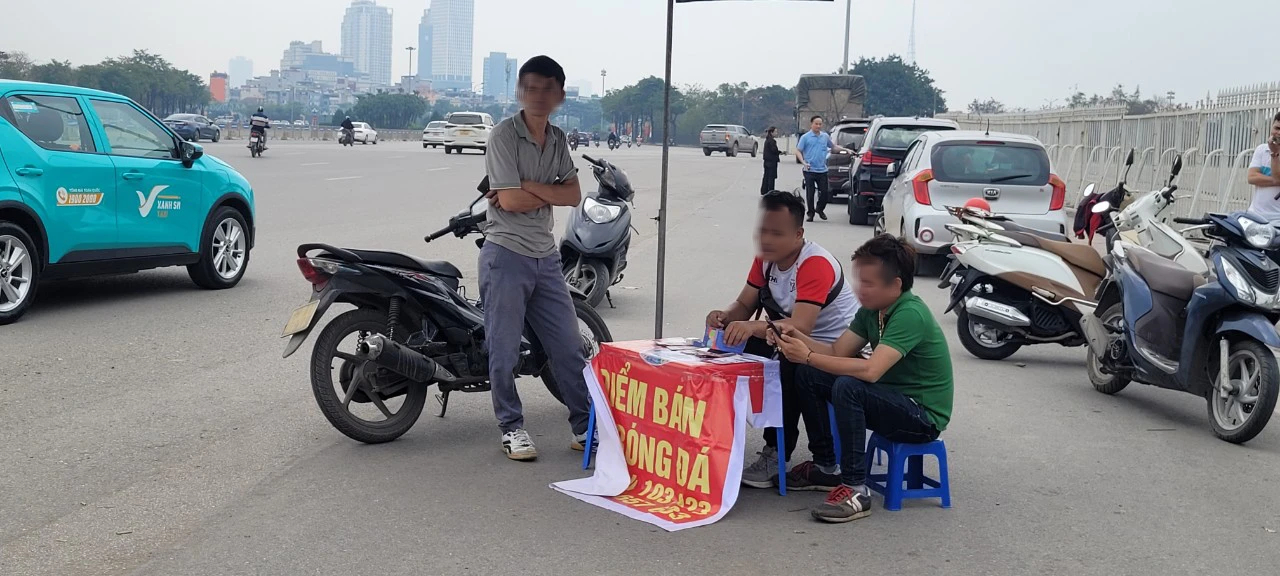 VIDEO: Phe v&eacute; trận Việt Nam - Indonesia đứng mỏi ch&acirc;n cả s&aacute;ng kh&ocirc;ng ai hỏi mua- Ảnh 5.