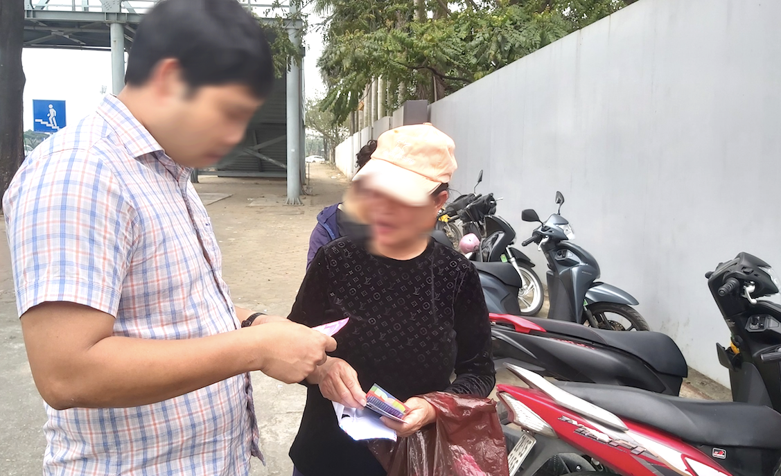 VIDEO: Phe v&eacute; trận Việt Nam - Indonesia đứng mỏi ch&acirc;n cả s&aacute;ng kh&ocirc;ng ai hỏi mua- Ảnh 3.