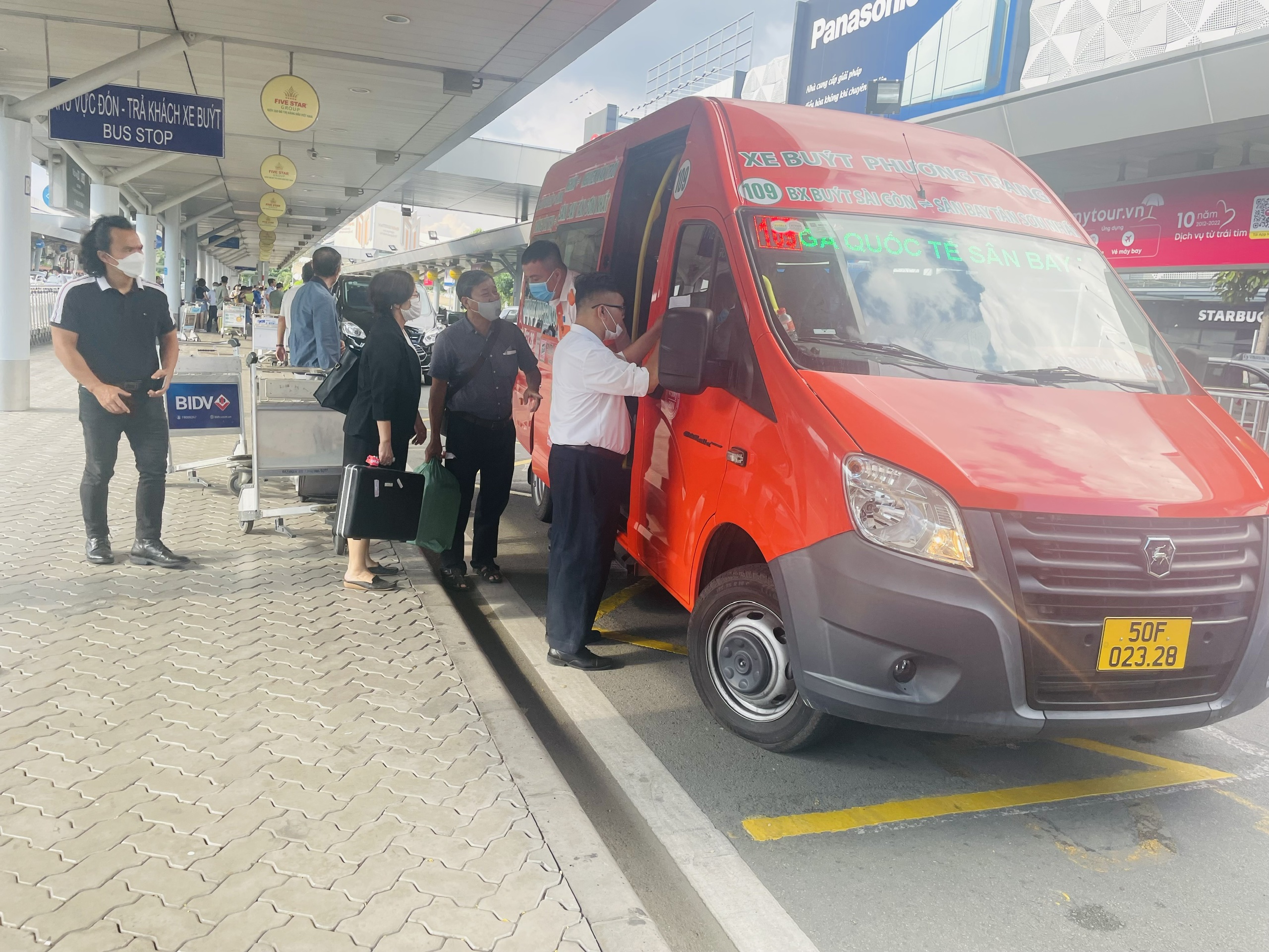 Sắp đưa 14 tuyến xe rước kh&aacute;ch kết nối s&acirc;n bay T&acirc;n Sơn Nhất v&agrave;o hoạt động - Ảnh 1.
