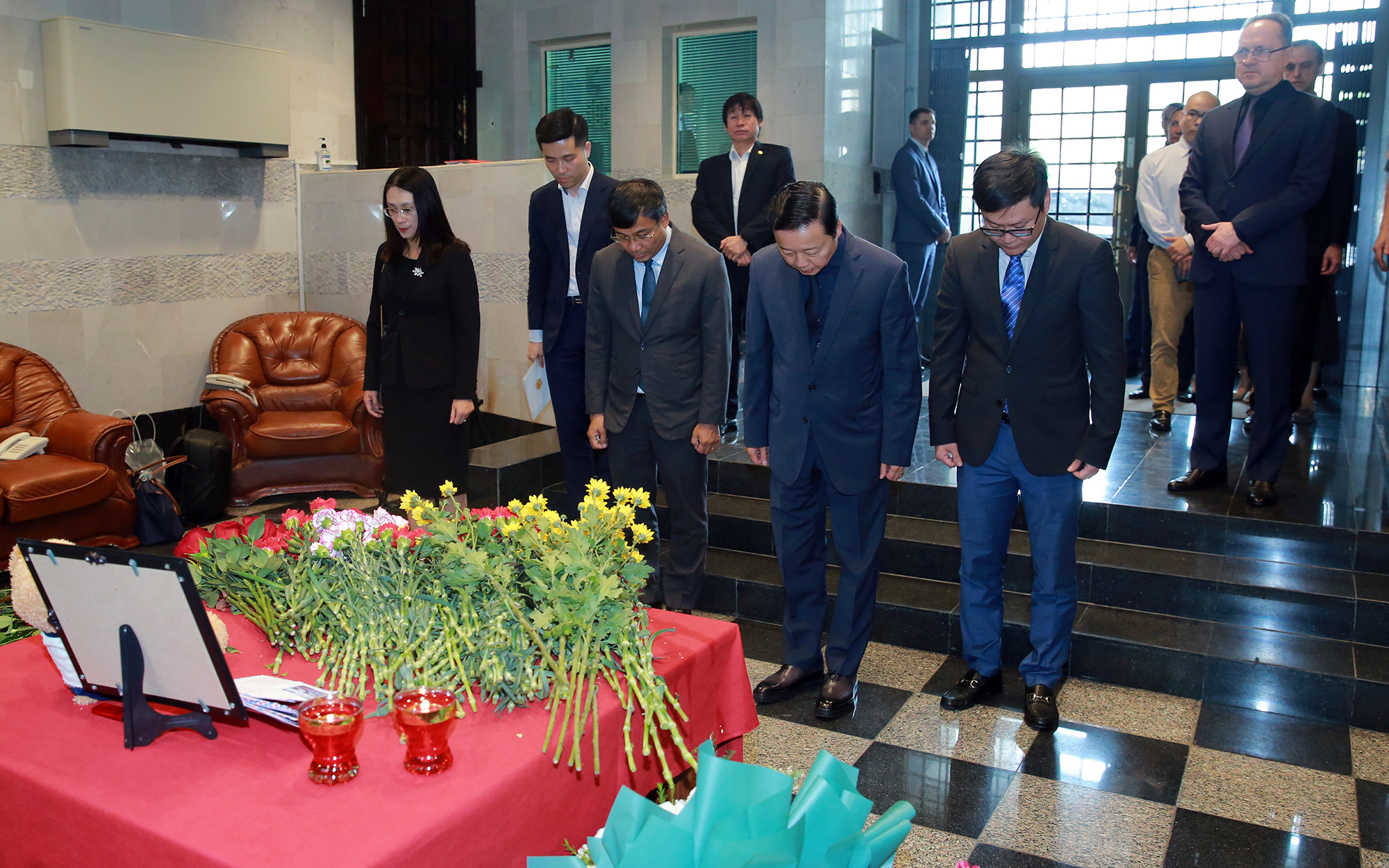 Ph&oacute; Thủ tướng Trần Hồng H&agrave; tới Đại sứ qu&aacute;n Nga tưởng nhớ nạn nh&acirc;n vụ khủng bố- Ảnh 1.