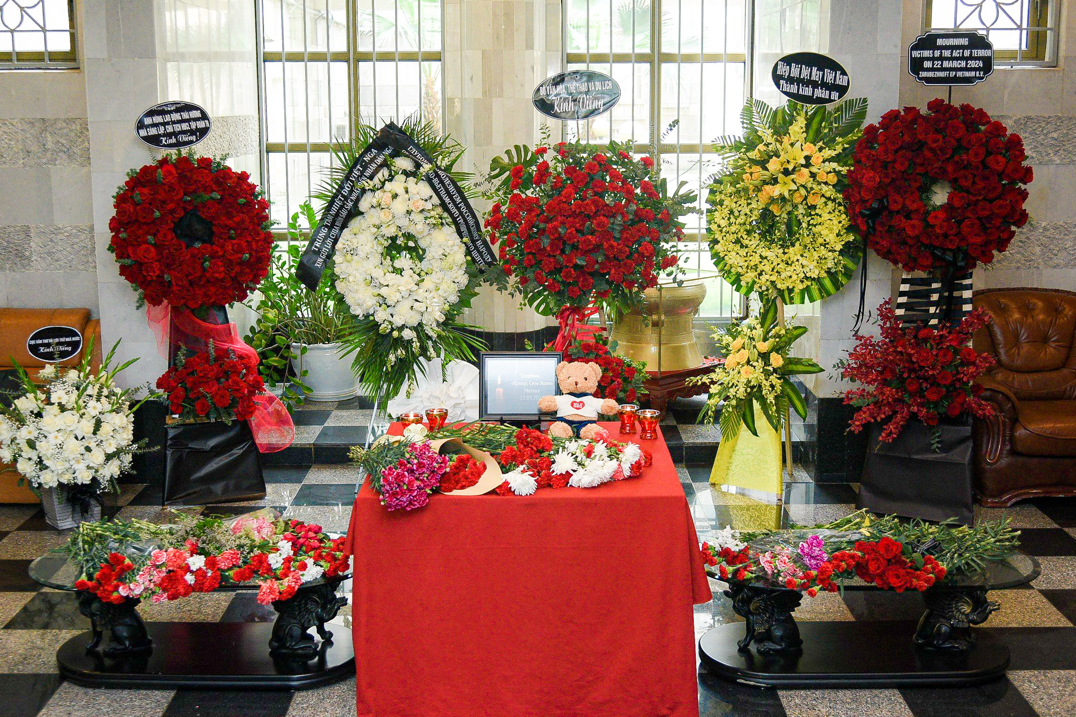 Ph&oacute; Thủ tướng Trần Hồng H&agrave; tới Đại sứ qu&aacute;n Nga tưởng nhớ nạn nh&acirc;n vụ khủng bố- Ảnh 8.