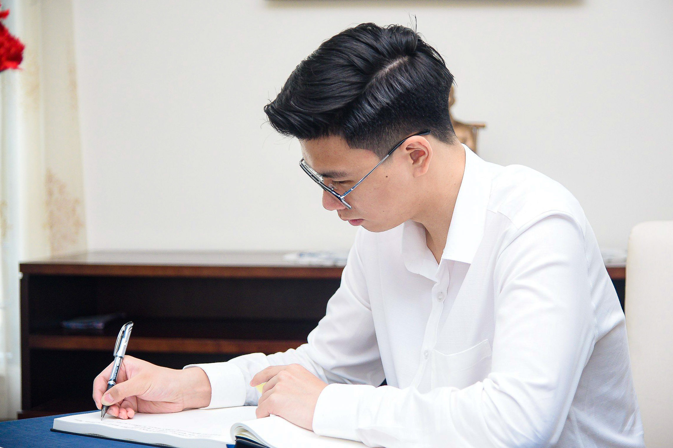 Ph&oacute; Thủ tướng Trần Hồng H&agrave; tới Đại sứ qu&aacute;n Nga tưởng nhớ nạn nh&acirc;n vụ khủng bố- Ảnh 18.