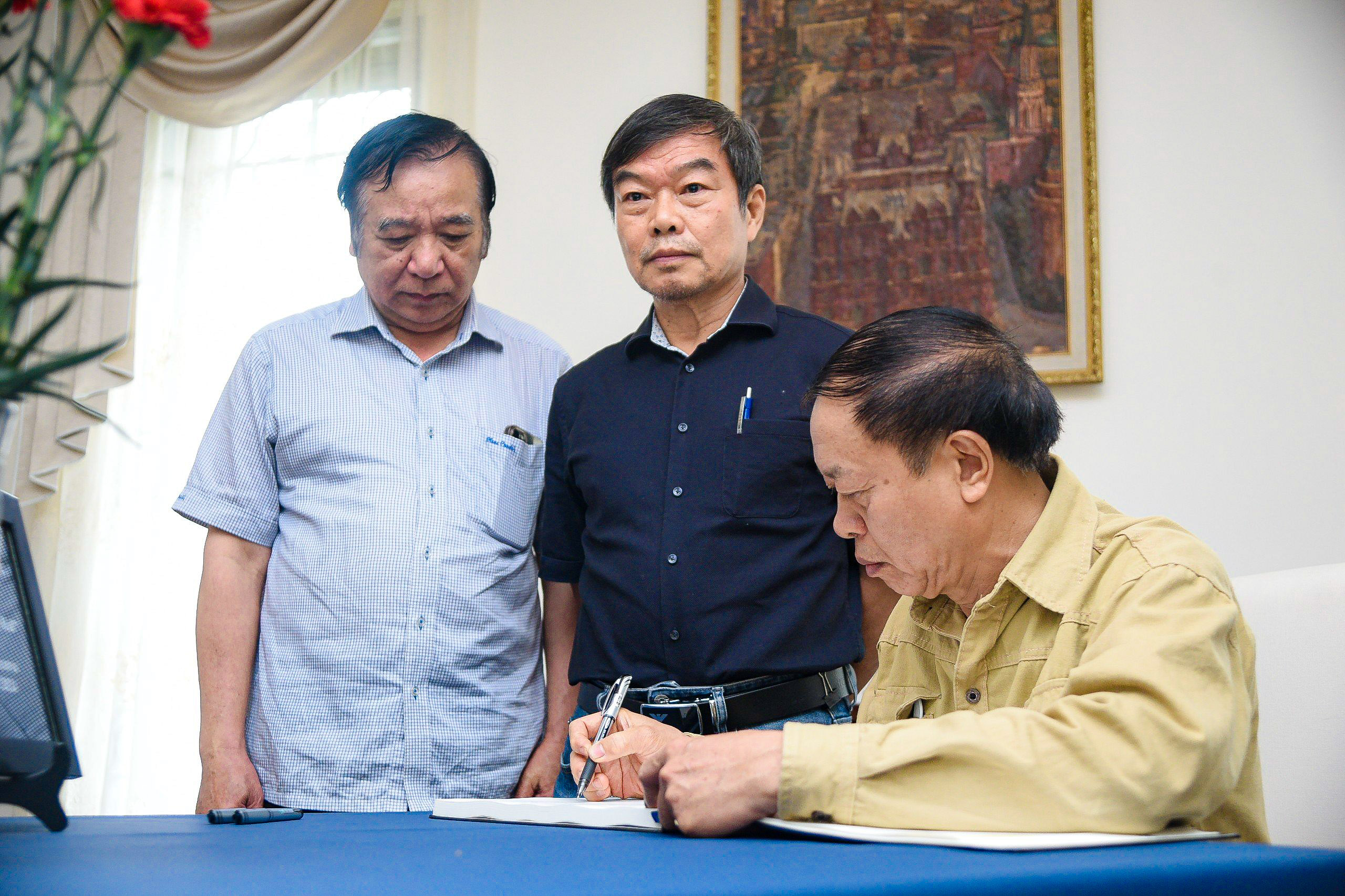 Ph&oacute; Thủ tướng Trần Hồng H&agrave; tới Đại sứ qu&aacute;n Nga tưởng nhớ nạn nh&acirc;n vụ khủng bố- Ảnh 16.