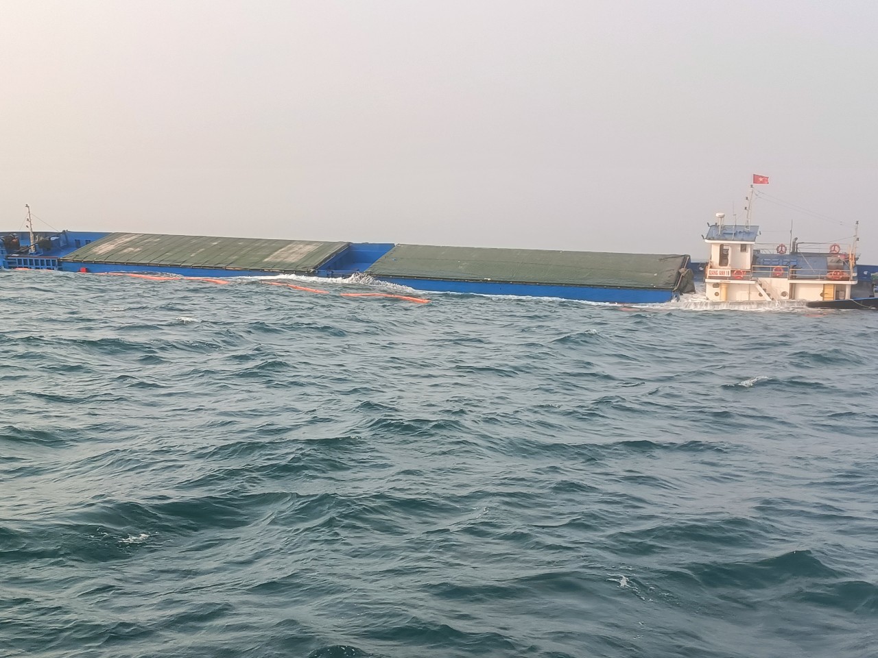 S&oacute;ng lớn, chưa h&uacute;t được 7.000 l&iacute;t dầu tr&ecirc;n chiếc t&agrave;u ch&igrave;m ở biển Quảng Nam- Ảnh 1.