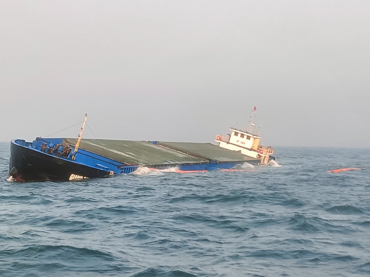 S&oacute;ng lớn, chưa h&uacute;t được 7.000 l&iacute;t dầu tr&ecirc;n chiếc t&agrave;u ch&igrave;m ở biển Quảng Nam- Ảnh 3.