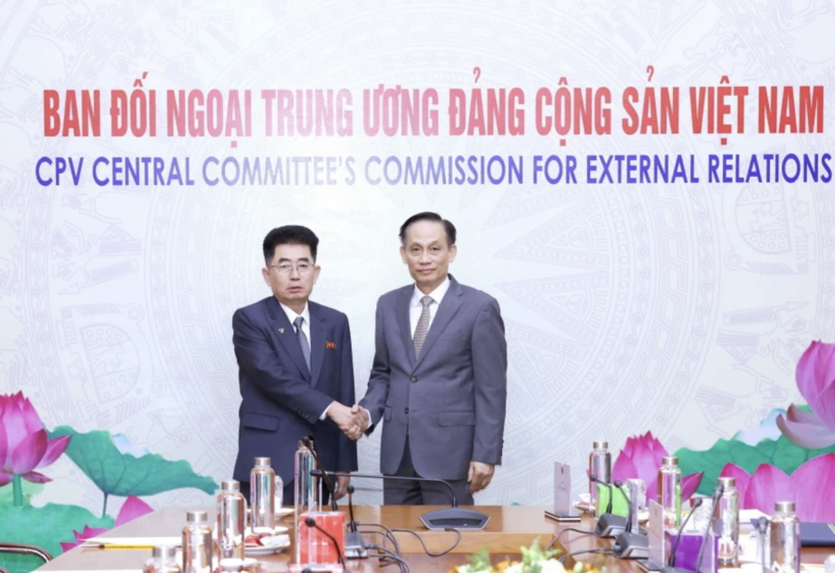 Hội đ&agrave;m giữa Đo&agrave;n đại biểu Đảng ta v&agrave; Đo&agrave;n đại biểu Đảng Lao động Triều Ti&ecirc;n- Ảnh 1.