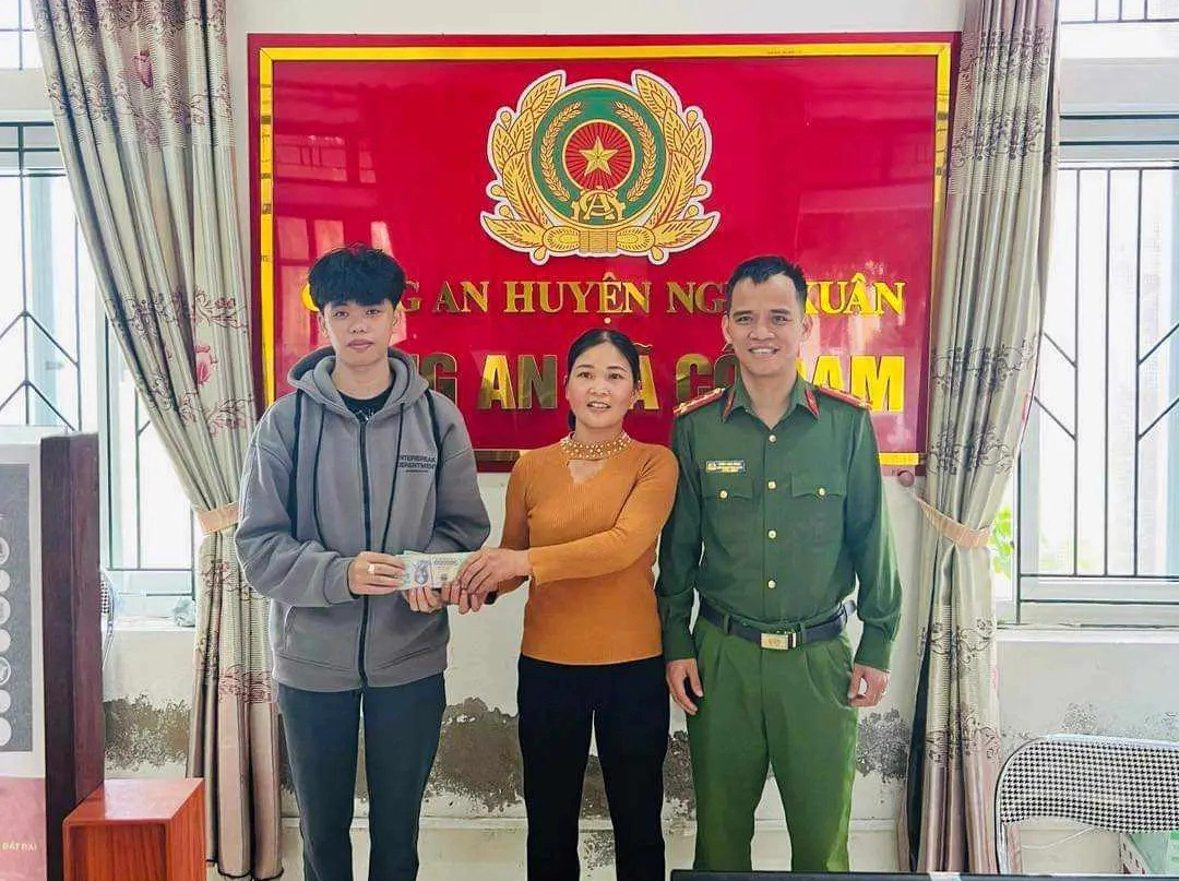 2 phụ nữ nhờ c&ocirc;ng an t&igrave;m người chuyển nhầm hơn 100 triệu v&agrave;o t&agrave;i khoản- Ảnh 1.