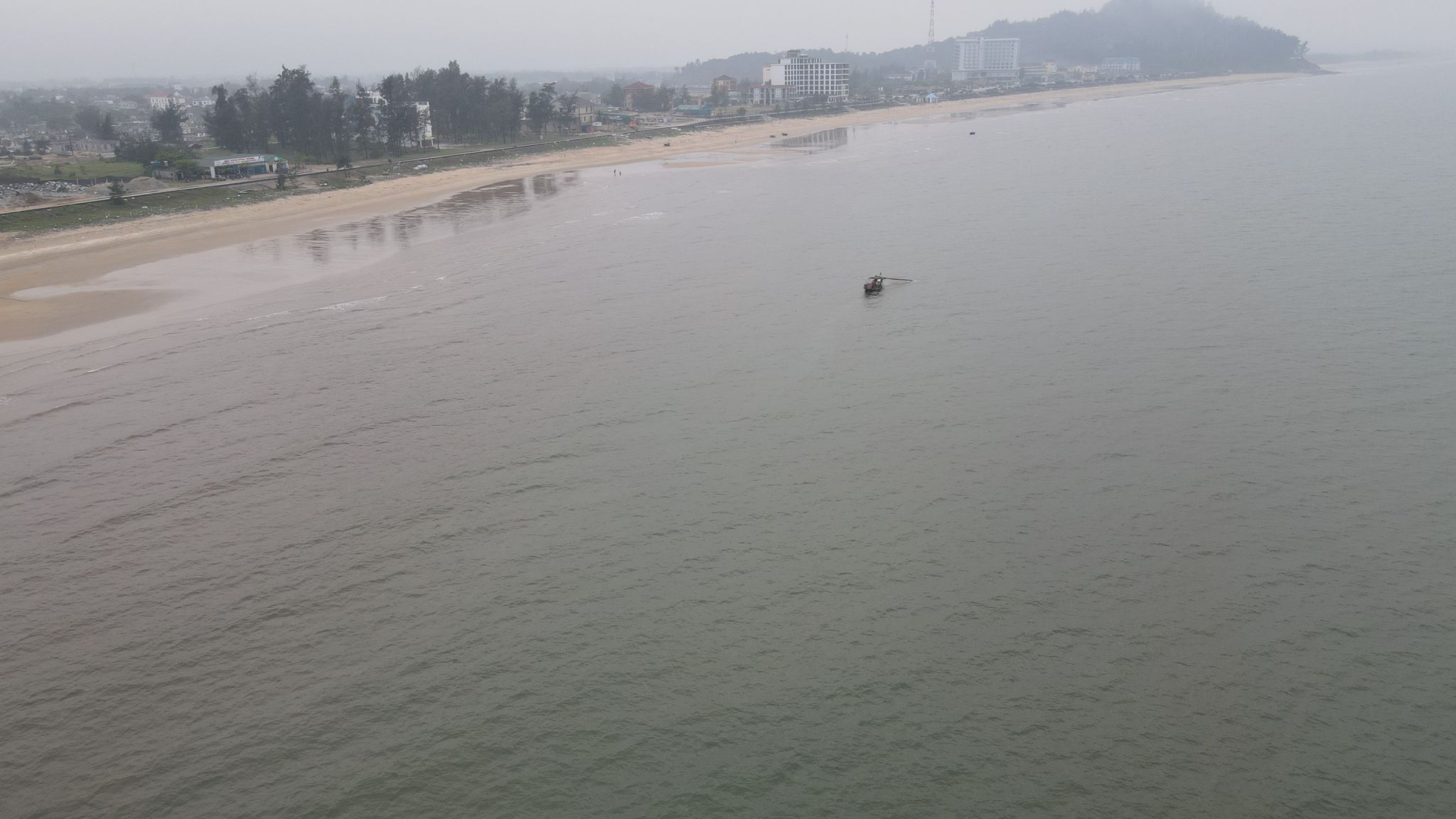 Ngư d&acirc;n tiếp tục ra khơi đ&aacute;nh bắt hải sản, sau sự việc nước biển chuyển sang m&agrave;u đỏ- Ảnh 1.