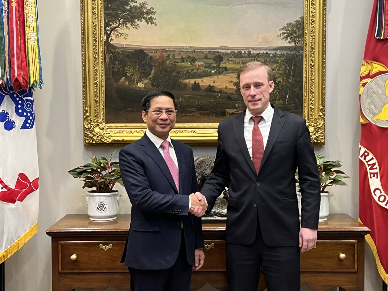 Bộ trưởng B&ugrave;i Thanh Sơn mời Cố vấn An ninh quốc gia Mỹ Jake Sullivan thăm Việt Nam- Ảnh 1.