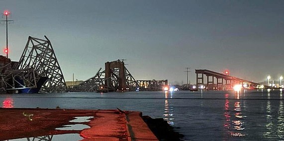 Đoạn dài của cầu bị rơi xuống nước. Ảnh: Reuters