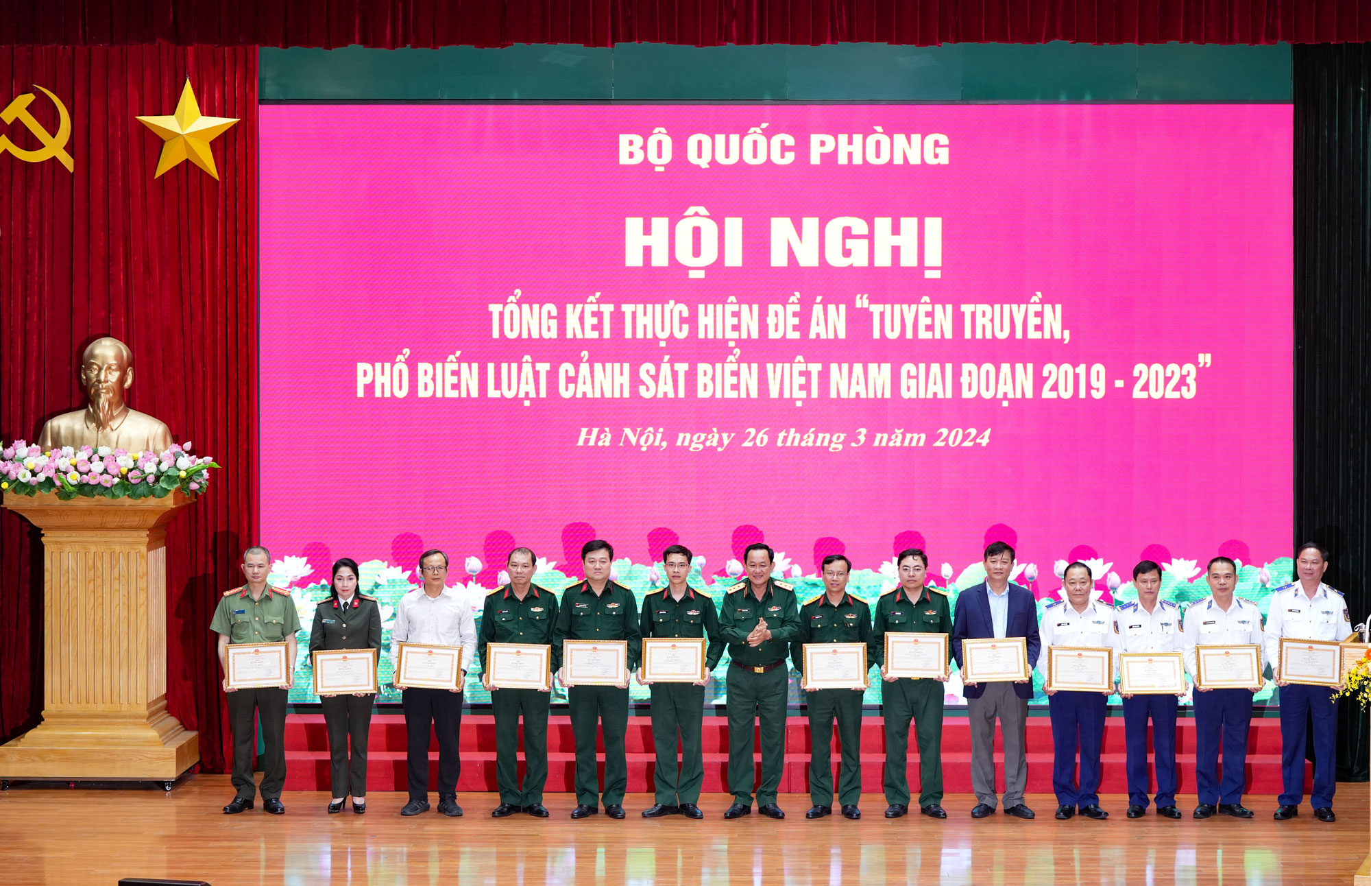 B&aacute;o Người Lao Động, Tổng Bi&ecirc;n tập B&aacute;o Người Lao Động nhận Bằng khen của Bộ Quốc ph&ograve;ng- Ảnh 5.