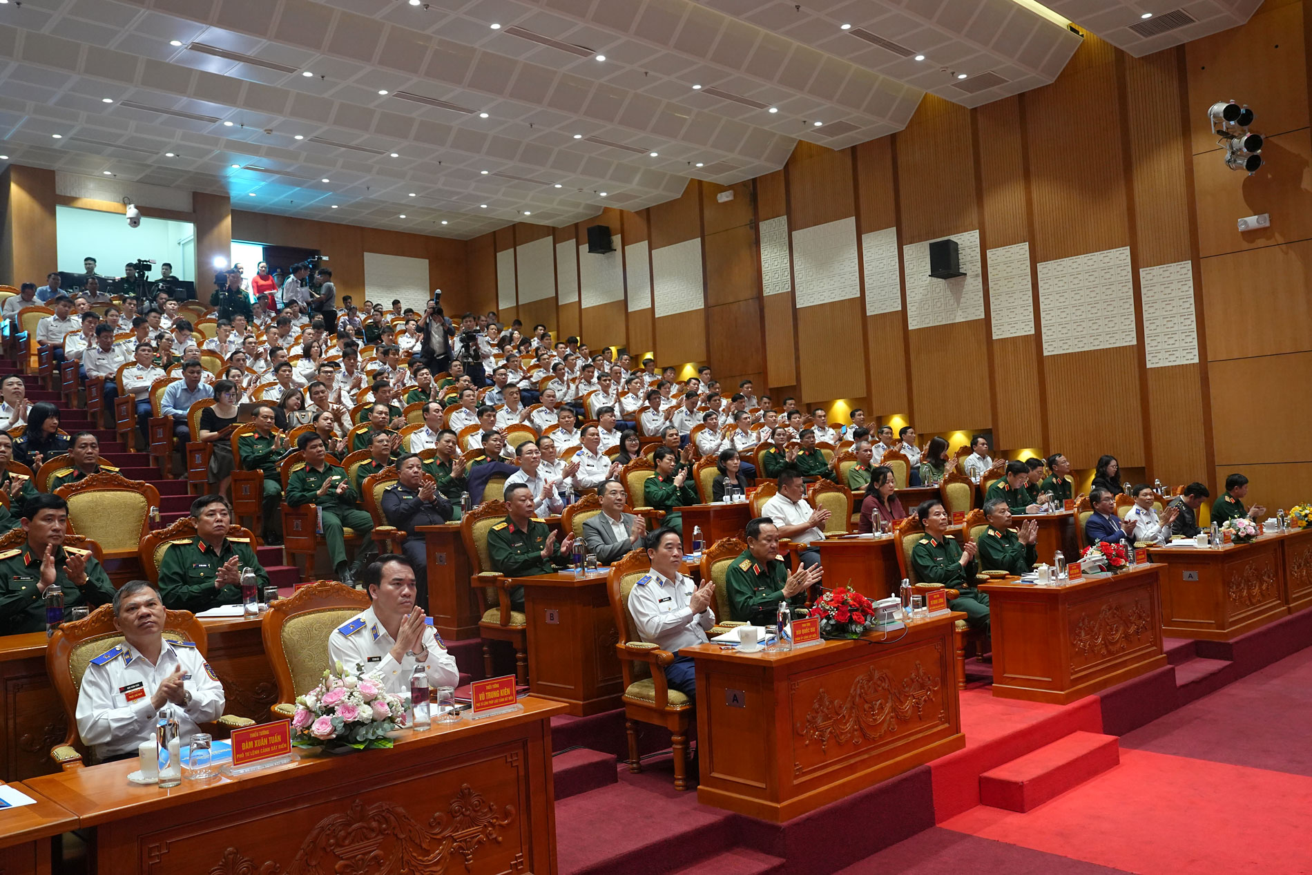 B&aacute;o Người Lao Động, Tổng Bi&ecirc;n tập B&aacute;o Người Lao Động nhận Bằng khen của Bộ Quốc ph&ograve;ng- Ảnh 1.