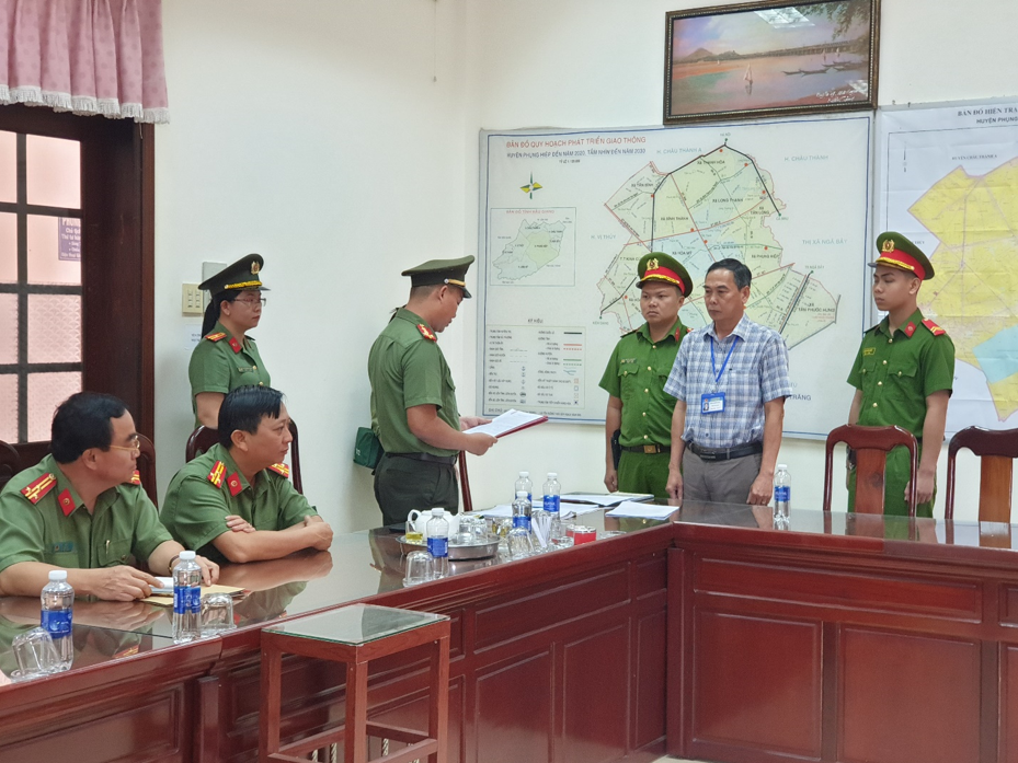 Th&ecirc;m một c&aacute;n bộ ở Hậu Giang bị bắt v&igrave; li&ecirc;n quan đất đai- Ảnh 1.