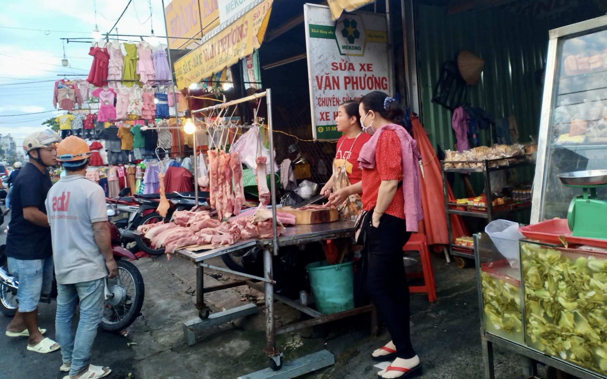 Lương chưa tăng, công nhân đã lo vật giá leo thang