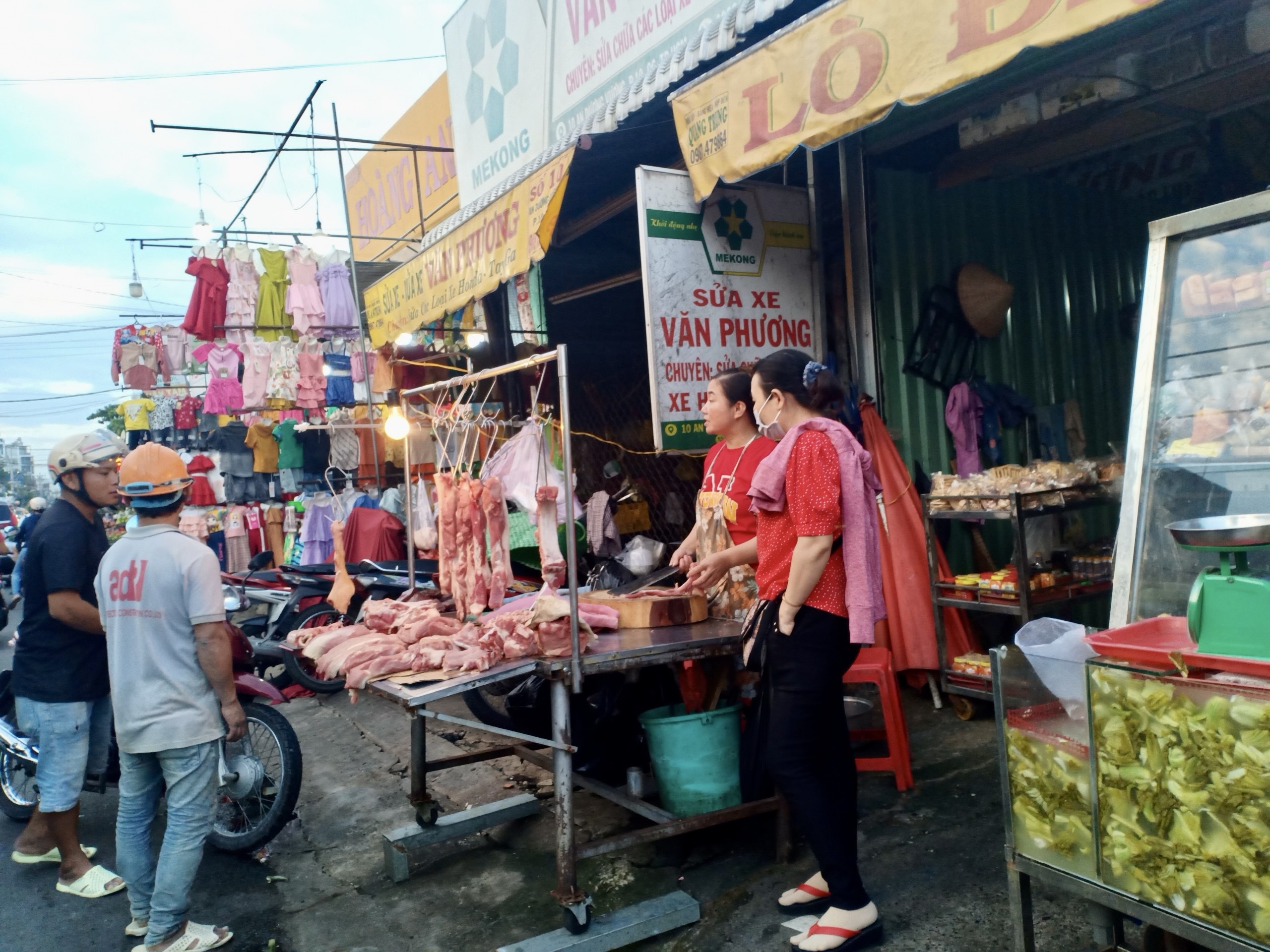 Lương chưa tăng, c&ocirc;ng nh&acirc;n đ&atilde; lo vật gi&aacute; leo thang- Ảnh 1.