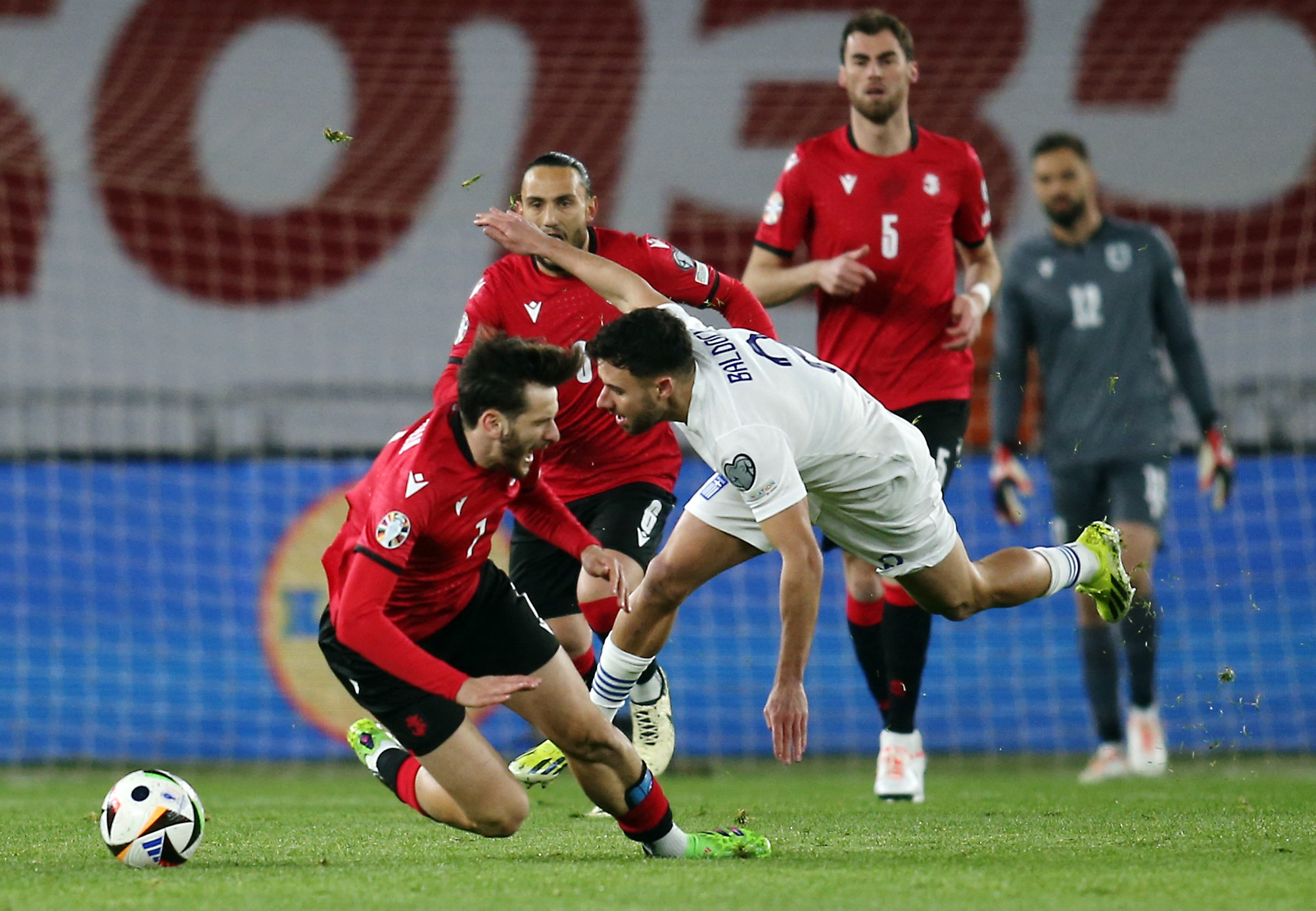 Khvicha Kvaratskhelia đối đầu cùng George Baldock