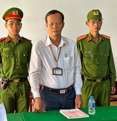Th&ecirc;m một c&aacute;n bộ ở Hậu Giang bị bắt v&igrave; li&ecirc;n quan đất đai- Ảnh 3.