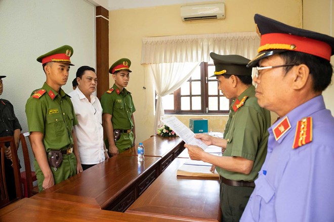 Th&ecirc;m một c&aacute;n bộ ở Hậu Giang bị bắt v&igrave; li&ecirc;n quan đất đai- Ảnh 4.