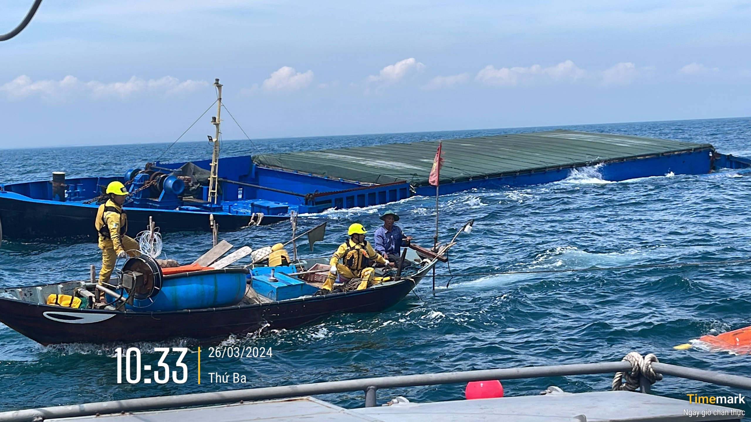 T&agrave;u chứa 7.000 l&iacute;t dầu gặp nạn tr&ecirc;n biển Quảng Nam đ&atilde; g&atilde;y đ&ocirc;i- Ảnh 3.
