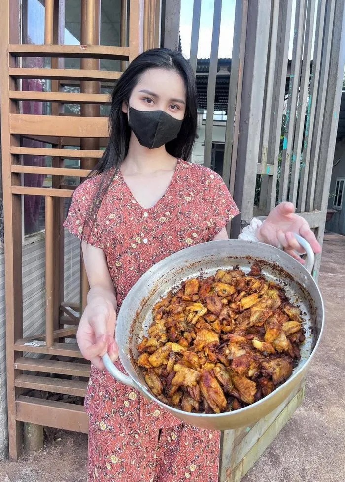Á hậu bỏ hào quang showbiz về quê bán bún cá
- Ảnh 2.