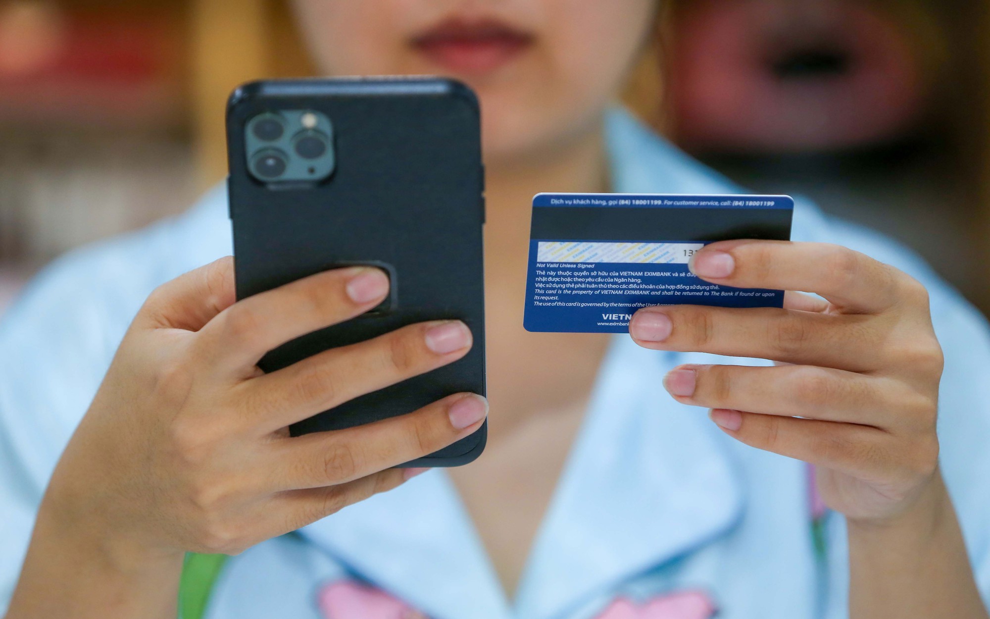 "Chóng mặt" với lãi, phí thẻ