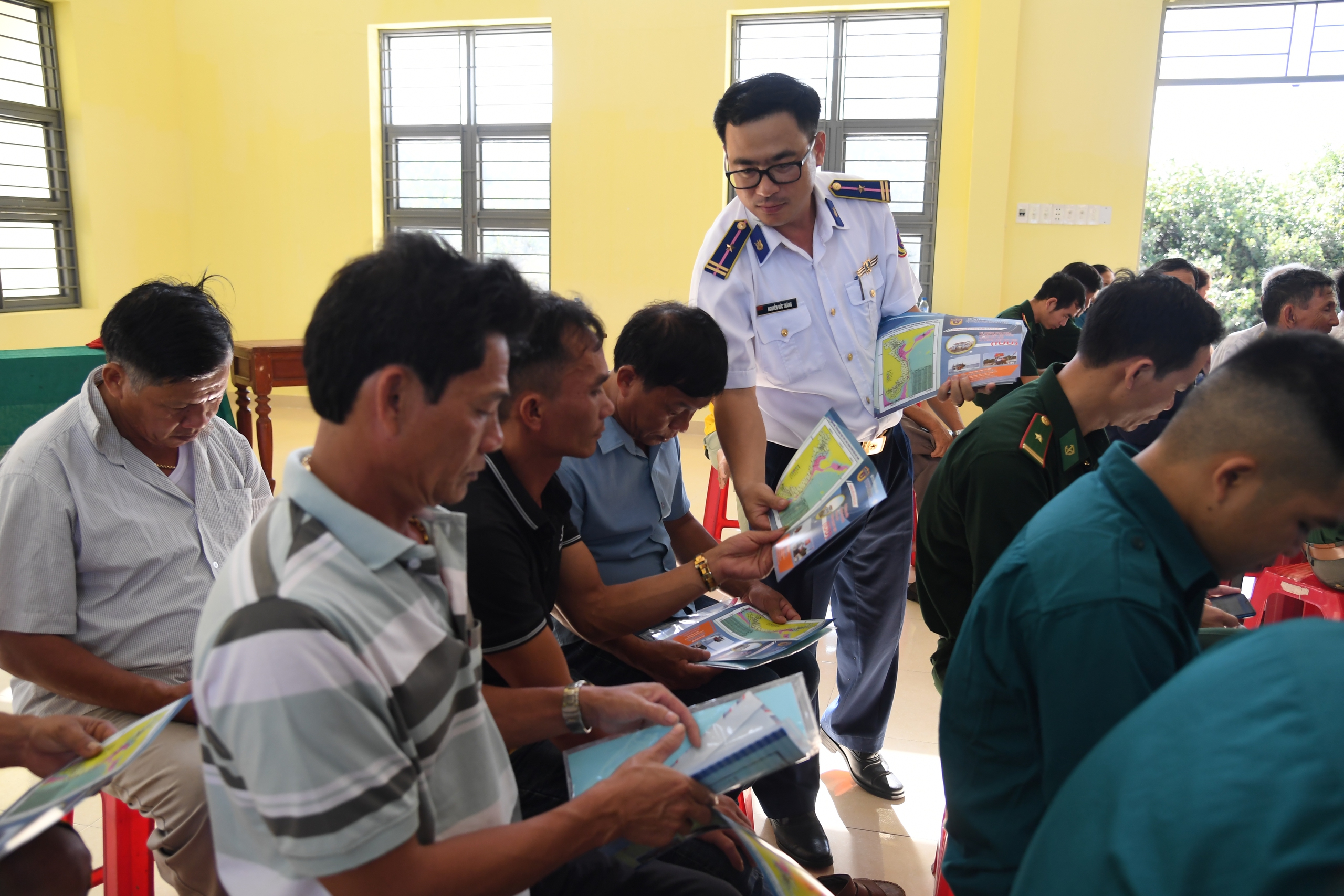 V&ugrave;ng Cảnh s&aacute;t biển 2 tuy&ecirc;n truyền ph&ograve;ng chống IUU tr&ecirc;n địa b&agrave;n tỉnh Quảng Ng&atilde;i- Ảnh 2.
