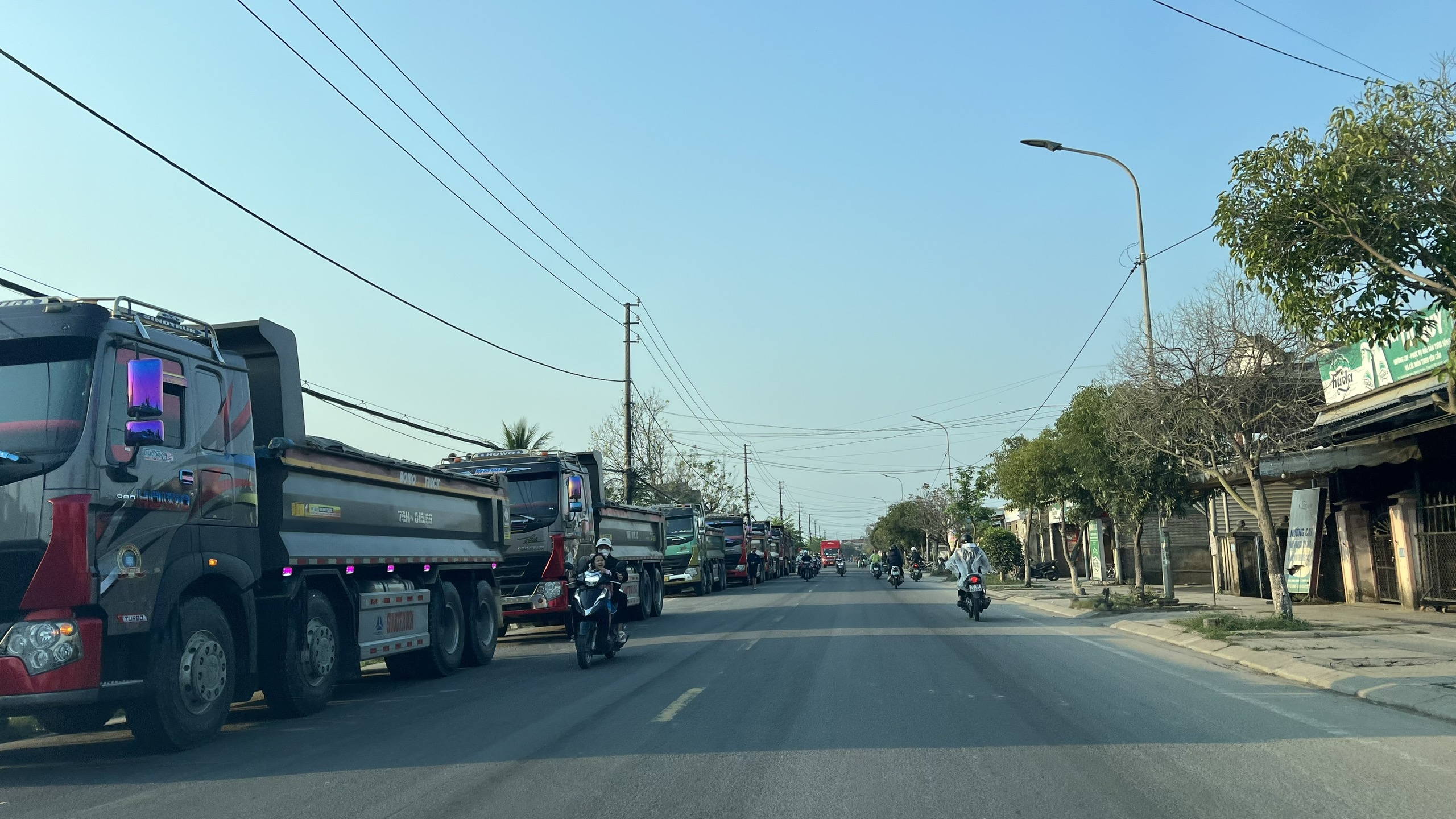 Thừa Thiên - Huế: Xe Howo chở quá tải vẫn
