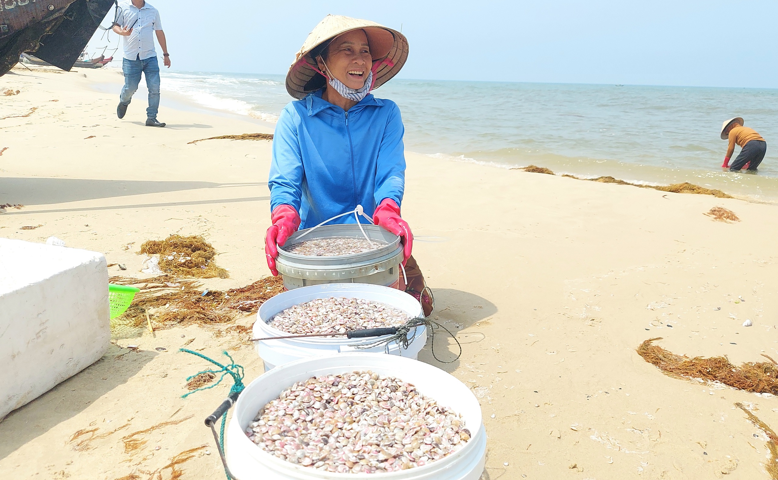 Cào ốc chép kiếm tiền triệu mỗi ngày ở Mỹ Thủy- Ảnh 7.