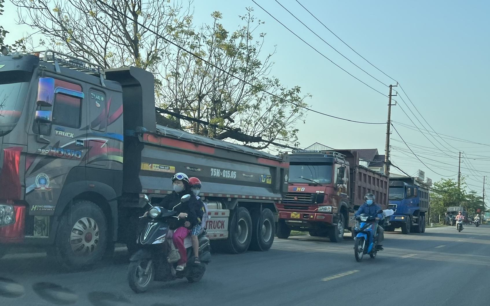 Thừa Thiên - Huế: Xe Howo chở quá tải vẫn "tung tăng" trên đường